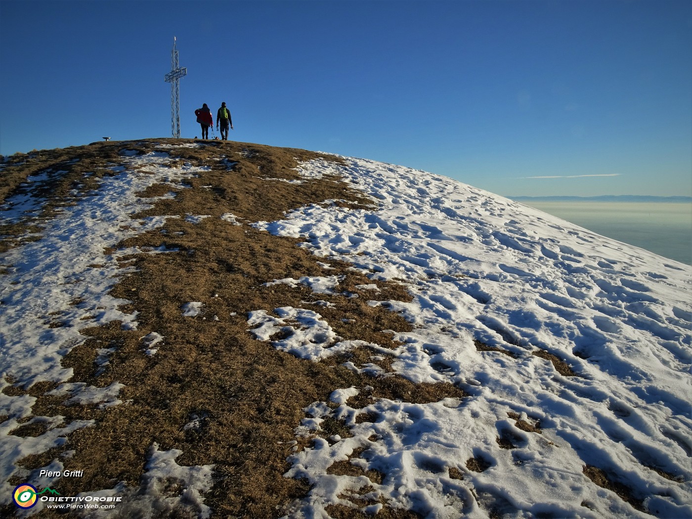 39 Alla croce di vetta del Linzone (1392 m).JPG